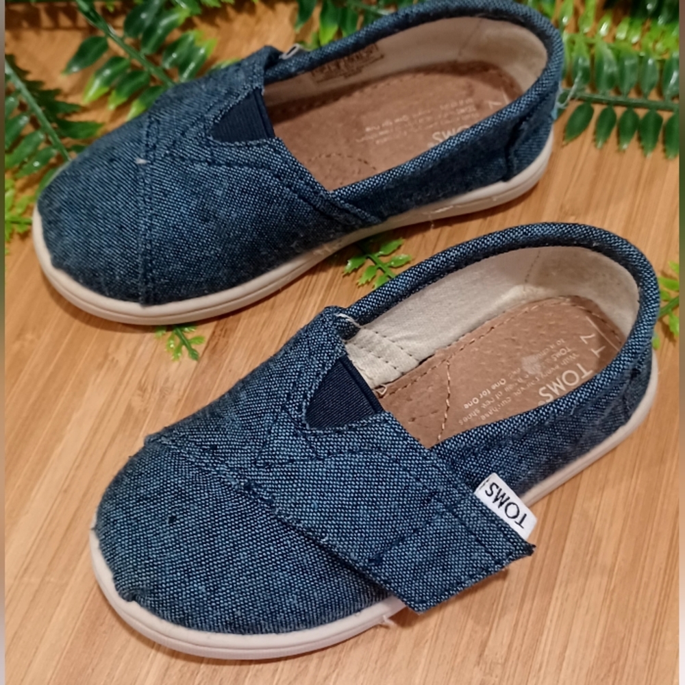 TOMS Tiny Classic Navy Chambray Sz 7 Toddler